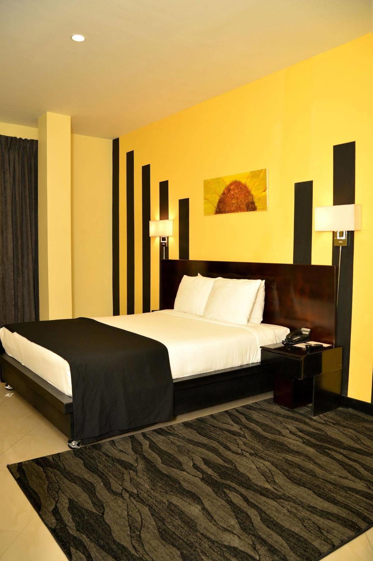 Regent Star Hotel Piarco Buitenkant foto